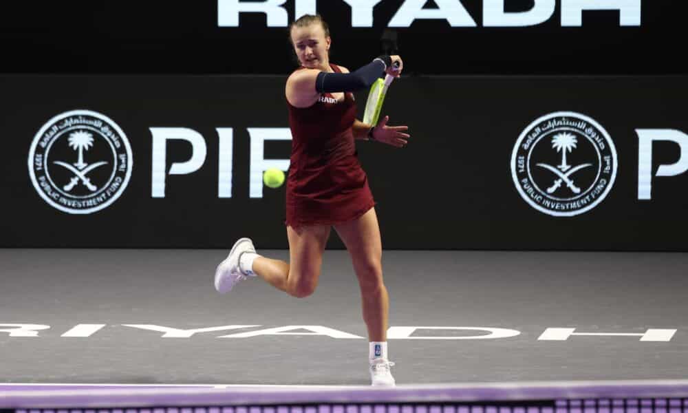 Barbora Krejcikova, de la República Checa, devuelve la pelota a Coco Gauff, de Estados Unidos, durante el partido de la fase de grupos de las Finales de la WTA en Riad, Arabia Saudí, 07 de noviembre de 2024. EFE/EPA/Marcin Cholewinski POLAND OUT