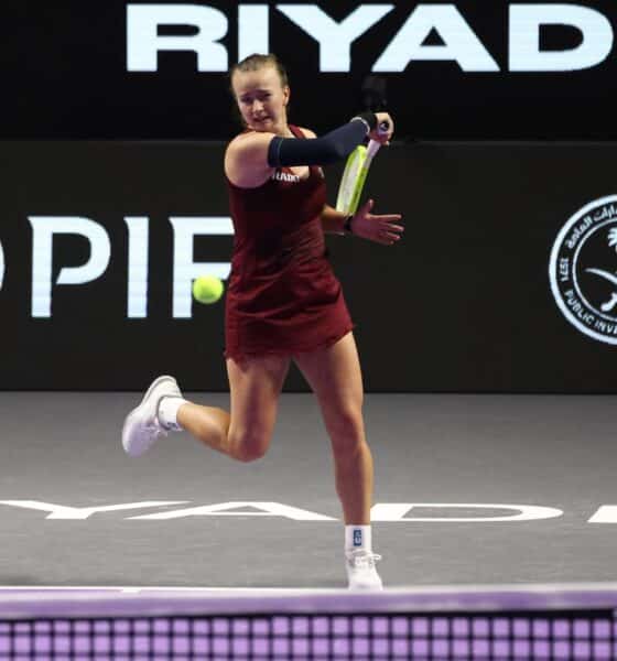 Barbora Krejcikova, de la República Checa, devuelve la pelota a Coco Gauff, de Estados Unidos, durante el partido de la fase de grupos de las Finales de la WTA en Riad, Arabia Saudí, 07 de noviembre de 2024. EFE/EPA/Marcin Cholewinski POLAND OUT