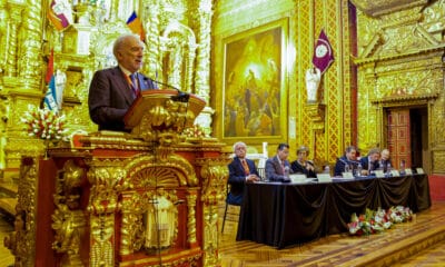 El presidente de la Asociación de Academias de la Lengua Española y director de la Real Academia Española, Santiago Muñoz Machado (i), habla durante de la inauguración del XVII Congreso de la Asociación de Academias de la Lengua Española (Asale),este lunes, en Quito (Ecuador). EFE/ Vicente Costales