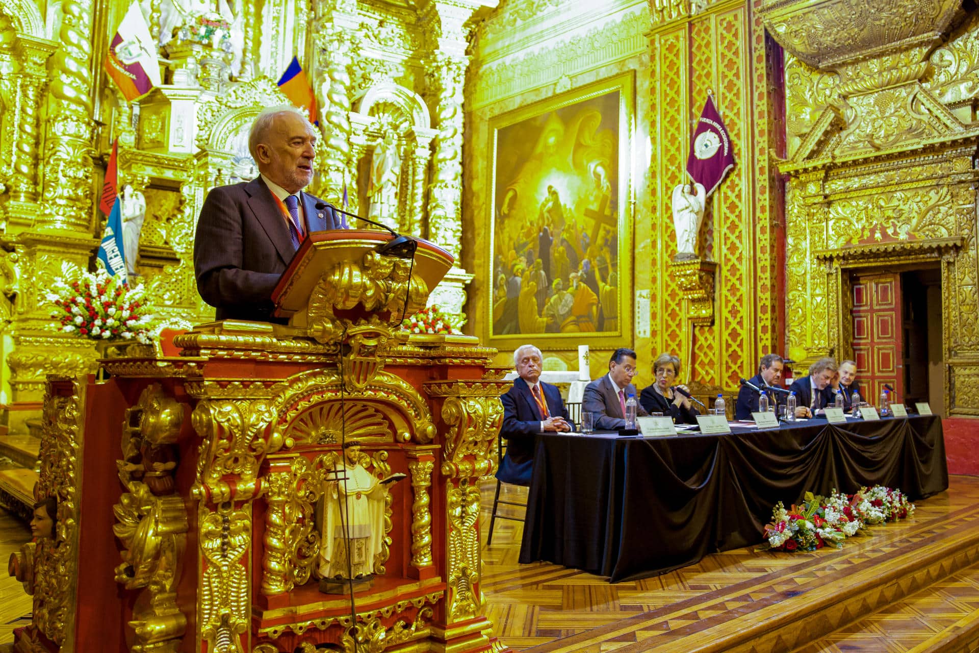 El presidente de la Asociación de Academias de la Lengua Española y director de la Real Academia Española, Santiago Muñoz Machado (i), habla durante de la inauguración del XVII Congreso de la Asociación de Academias de la Lengua Española (Asale),este lunes, en Quito (Ecuador). EFE/ Vicente Costales