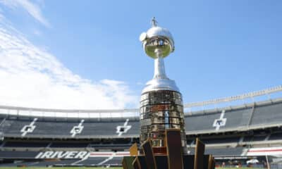 Fotografía del trofeo de la Copa Libertadores este viernes en el estadio Más Monumental en Buenos Aires (Argentina). EFE/ Antonio Lacerda