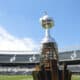 Fotografía del trofeo de la Copa Libertadores este viernes en el estadio Más Monumental en Buenos Aires (Argentina). EFE/ Antonio Lacerda