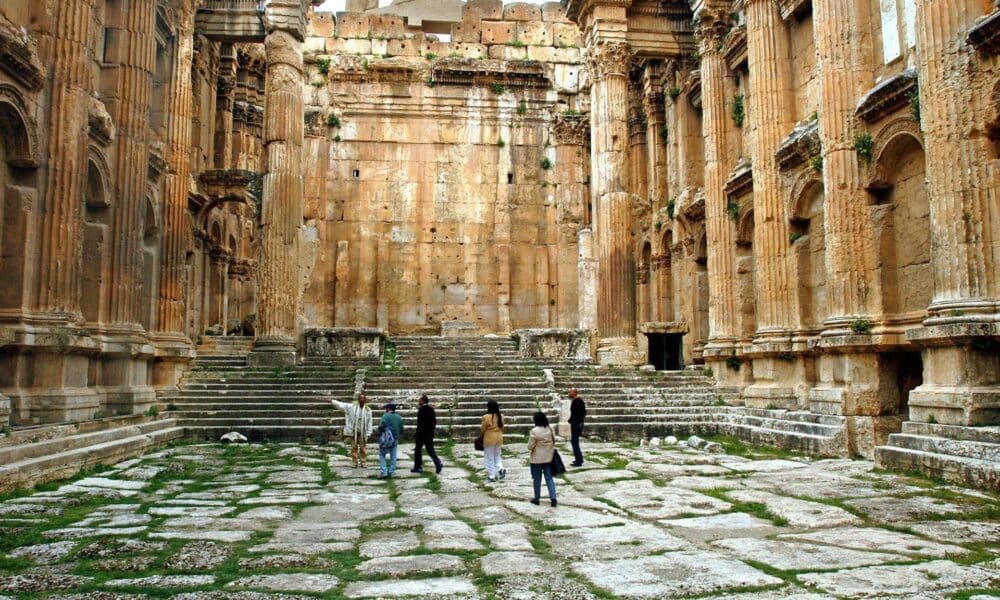 Fotografía de archivo en donde un pequeño grupo de turistas escucha a su guía dentro del templo de Baco, dedicado al dios del vino, en Baalbek, en el valle de Beqaa, Líbano.  EPA/Norbert Schiller