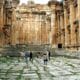 Fotografía de archivo en donde un pequeño grupo de turistas escucha a su guía dentro del templo de Baco, dedicado al dios del vino, en Baalbek, en el valle de Beqaa, Líbano.  EPA/Norbert Schiller