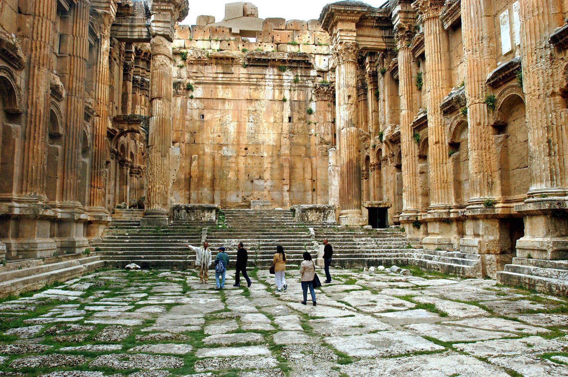 Fotografía de archivo en donde un pequeño grupo de turistas escucha a su guía dentro del templo de Baco, dedicado al dios del vino, en Baalbek, en el valle de Beqaa, Líbano.  EPA/Norbert Schiller