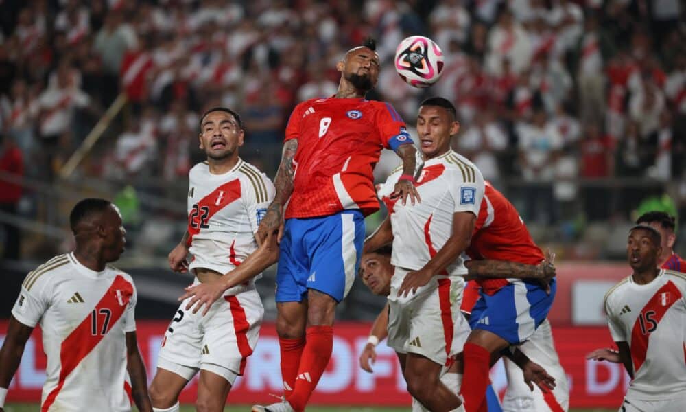 Alexander Callens (i) de Perú disputa un balón con Arturo Vidal de Chile durante un partido de las eliminatorias sudamericanas al Mundial de Fútbol 2026. EFE/ Germán Falcón