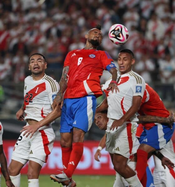 Alexander Callens (i) de Perú disputa un balón con Arturo Vidal de Chile durante un partido de las eliminatorias sudamericanas al Mundial de Fútbol 2026. EFE/ Germán Falcón