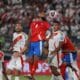 Alexander Callens (i) de Perú disputa un balón con Arturo Vidal de Chile durante un partido de las eliminatorias sudamericanas al Mundial de Fútbol 2026. EFE/ Germán Falcón