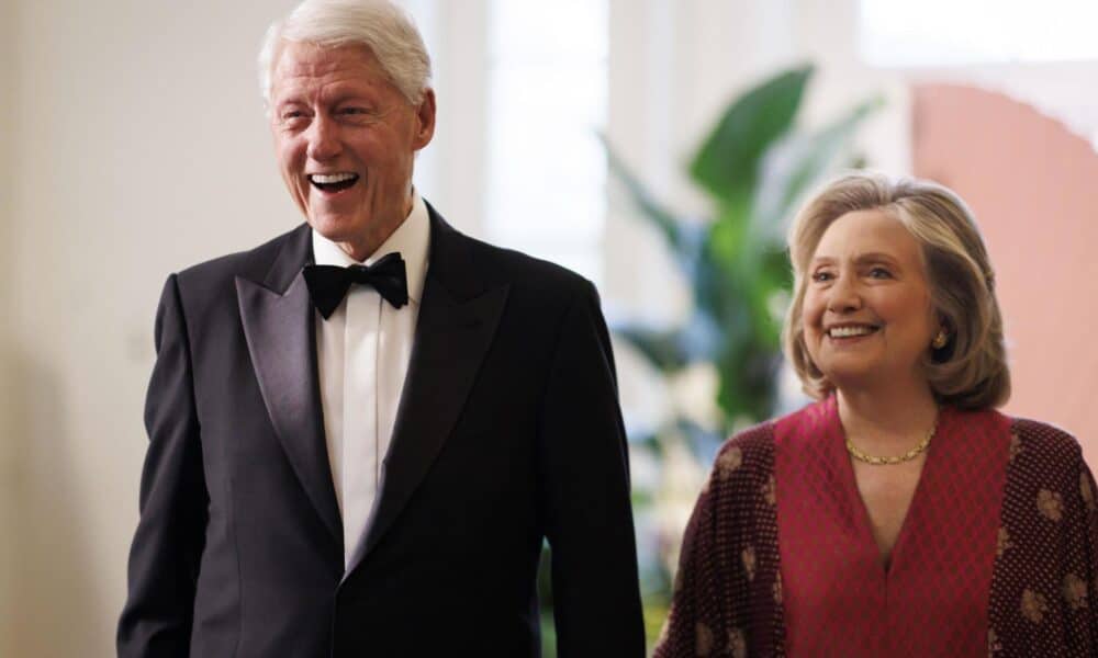 Fotografía de archivo del expresidente Bill Clinton y la excandidata demócrata a la Casa Blanca Hillary Clinton. EFE/Ting Shen