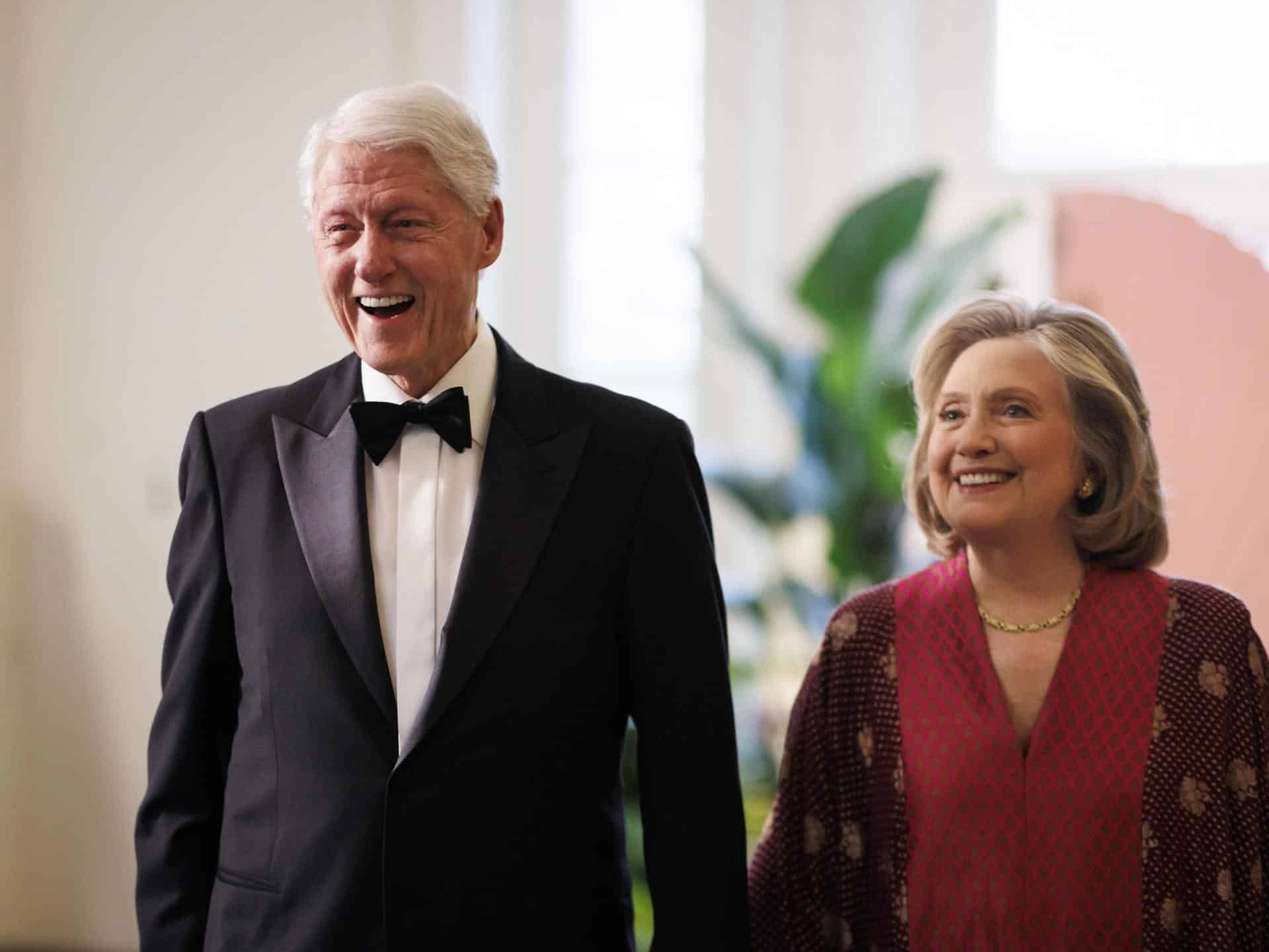 Fotografía de archivo del expresidente Bill Clinton y la excandidata demócrata a la Casa Blanca Hillary Clinton. EFE/Ting Shen