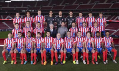 Dos tokenistas del Atlético de Madrid posan junto al resto de la plantilla en la foto oficial de la temporada 2023-24. EFE/Cedida por Chiliz