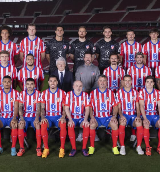 Dos tokenistas del Atlético de Madrid posan junto al resto de la plantilla en la foto oficial de la temporada 2023-24. EFE/Cedida por Chiliz