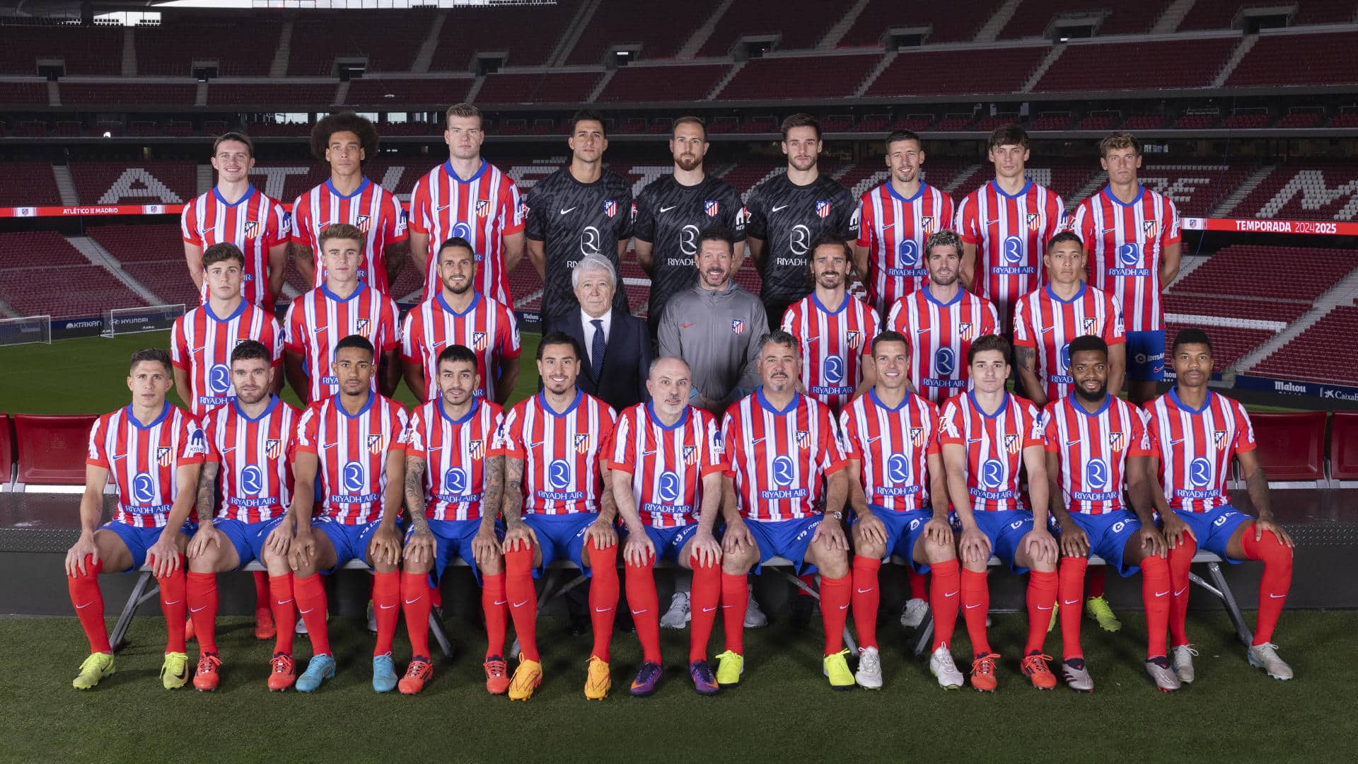 Dos tokenistas del Atlético de Madrid posan junto al resto de la plantilla en la foto oficial de la temporada 2023-24. EFE/Cedida por Chiliz