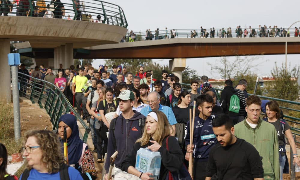 Miles de personas se desplazan caminando desde Valencia hacia los municipios limítrofes para ayudar a los afectados por las inundaciones causadas por la DANA, este viernes. EFE/Ana Escobar