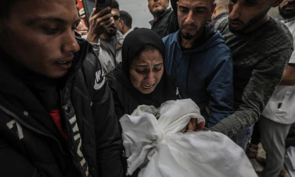 Una mujer lleva el cuerpo de un niño en el hospital de los Mártires de Al Aqsa, en la ciudad de Deir Al Balah, en el centro de la Franja de Gaza, 31 de octubre de 2024. EFE/EPA/MOHAMMED SABER