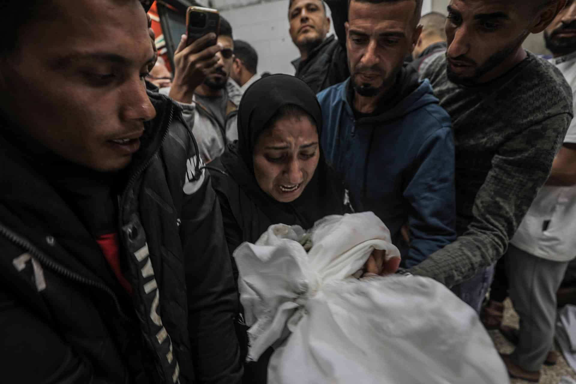 Una mujer lleva el cuerpo de un niño en el hospital de los Mártires de Al Aqsa, en la ciudad de Deir Al Balah, en el centro de la Franja de Gaza, 31 de octubre de 2024. EFE/EPA/MOHAMMED SABER