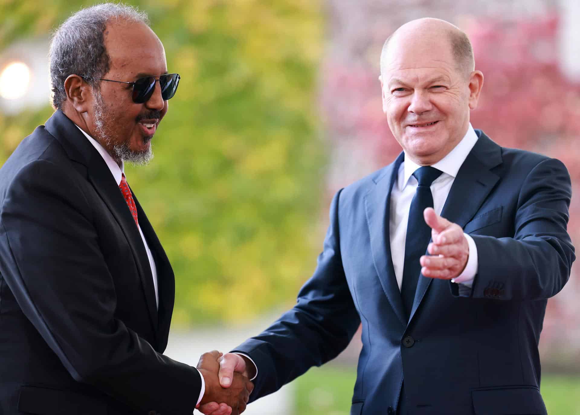 El canciller alemán Olaf Scholz (D) y el presidente de Somalia, Hassan Sheikh Mohamud, EFE/EPA/HANNIBAL HANSCHKE