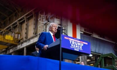 Fotografía de archivo del expresidente de Estados Unidos y candidato presidencial republicano Donald Trump mientras pronuncia comentarios ante la prensa sobre su agenda económica en un fabricante de maquinaria en York, Pensilvania, EE. UU., el 19 de agosto de 2024.EFE/EPA/Jim Lo Scalzo