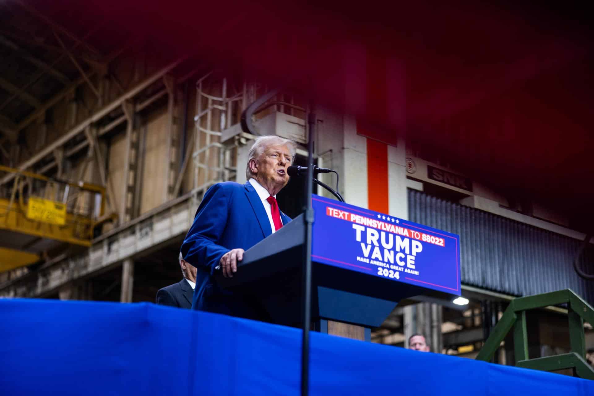 Fotografía de archivo del expresidente de Estados Unidos y candidato presidencial republicano Donald Trump mientras pronuncia comentarios ante la prensa sobre su agenda económica en un fabricante de maquinaria en York, Pensilvania, EE. UU., el 19 de agosto de 2024.EFE/EPA/Jim Lo Scalzo