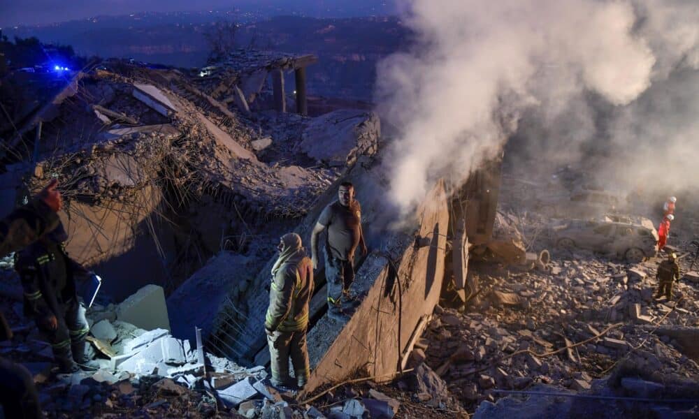 Equipos de emergencia y voluntarios de la Cruz Roja libanesa buscan víctimas tras un bombardeo israelí el 12 de noviembre de 2024. EFE/EPA/WAEL HAMZEH EPA-EFE/WAEL HAMZEH