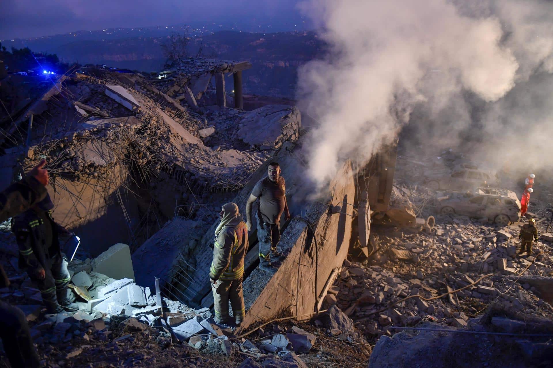 Equipos de emergencia y voluntarios de la Cruz Roja libanesa buscan víctimas tras un bombardeo israelí el 12 de noviembre de 2024. EFE/EPA/WAEL HAMZEH EPA-EFE/WAEL HAMZEH