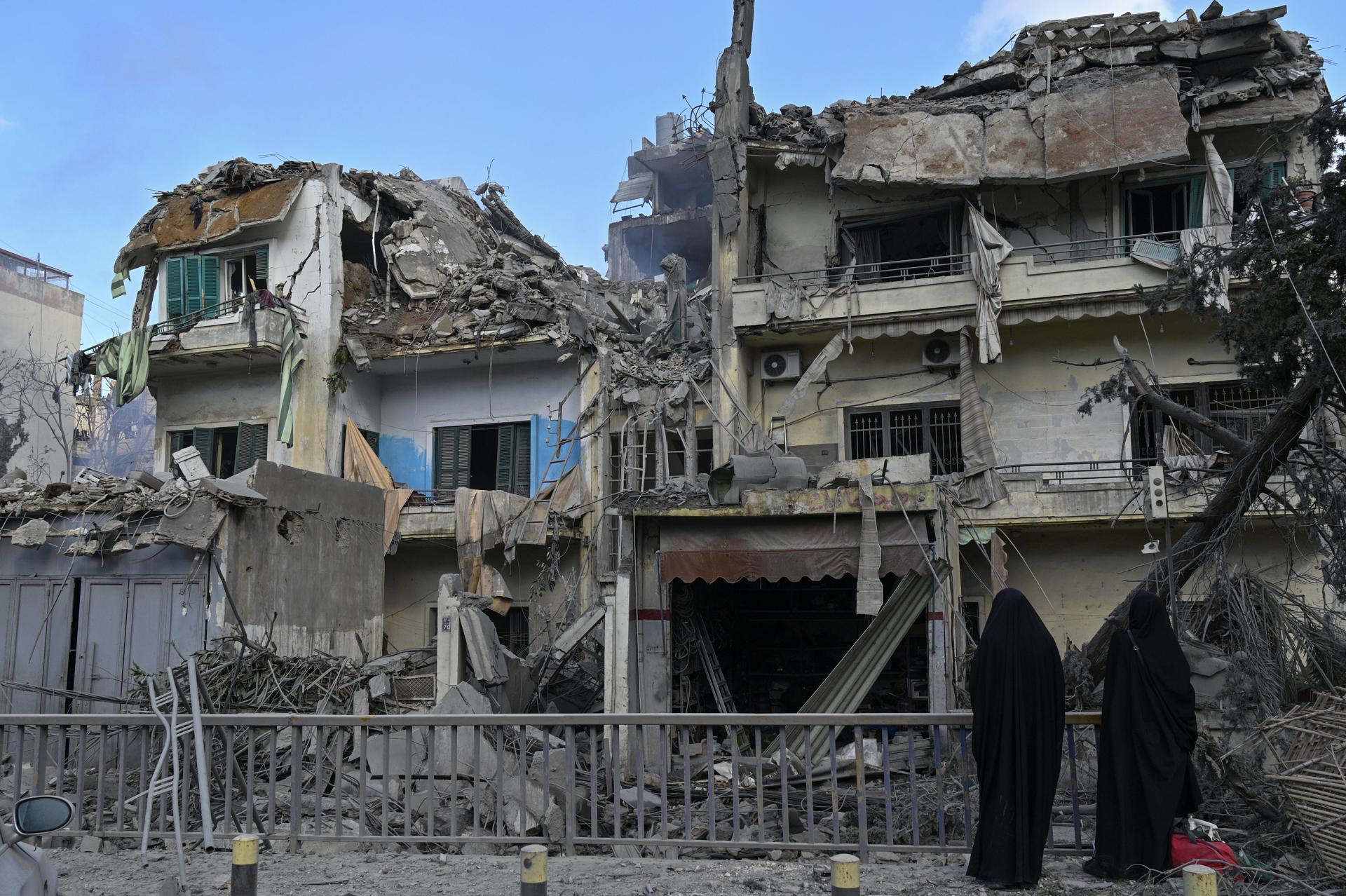 Mujeres chiíes revisan la destrucción en el sitio de un ataque aéreo israelí en el área de Al-Chiyah, en el sur de Beirut, Líbano, 13 de noviembre de 2024. S
 EFE/EPA/WAEL HAMZEH