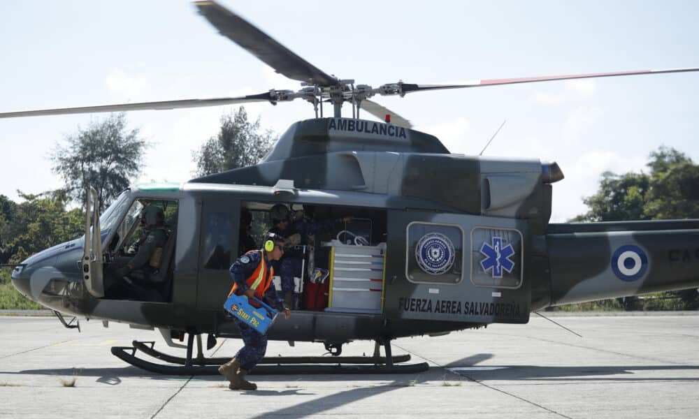 Militares de la Fuerza Aérea Salvadoreña (FAS) participan en un entrenamiento este viernes en Ilopango (El Salvador). EFE/ Rodrigo Sura