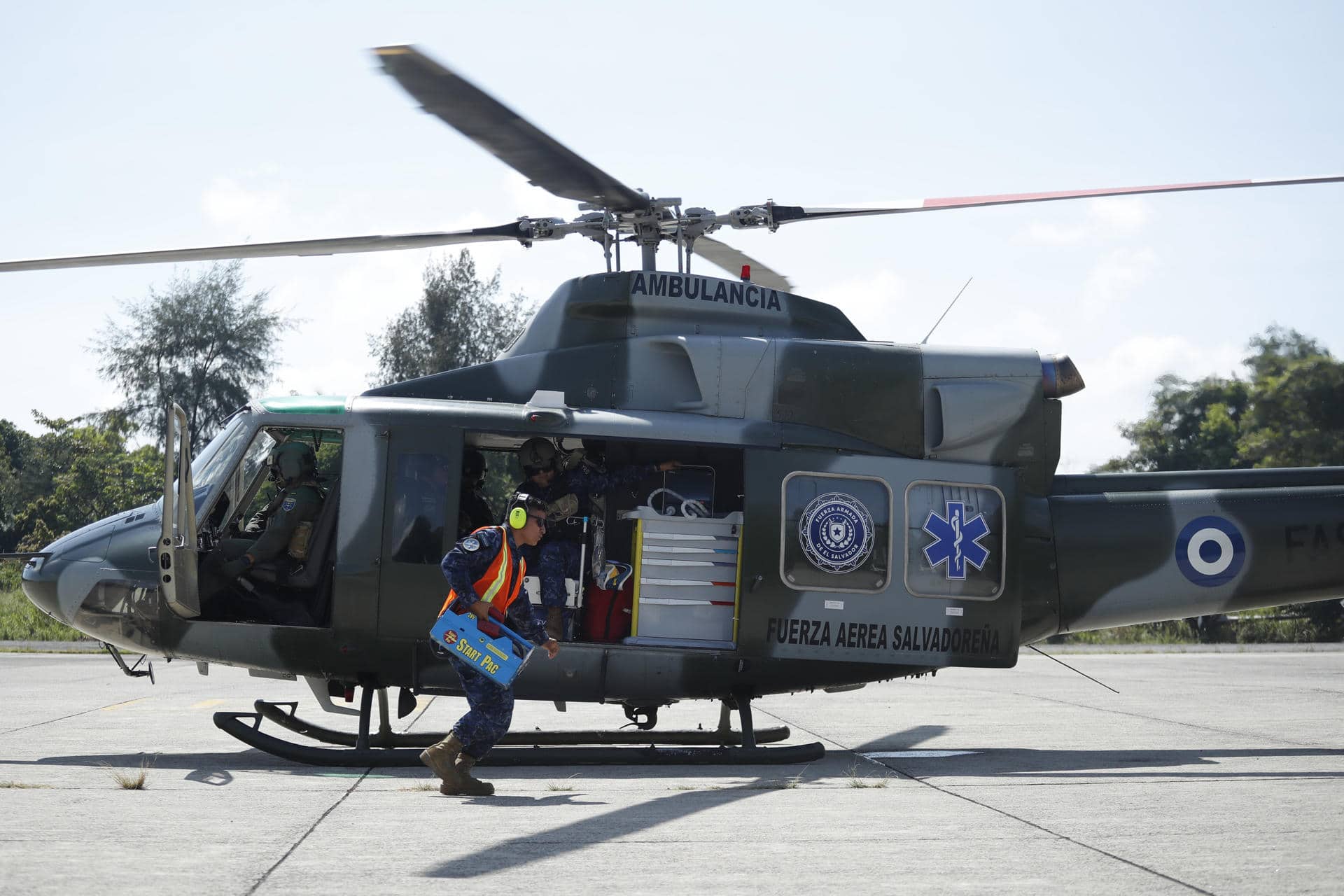 Militares de la Fuerza Aérea Salvadoreña (FAS) participan en un entrenamiento este viernes en Ilopango (El Salvador). EFE/ Rodrigo Sura