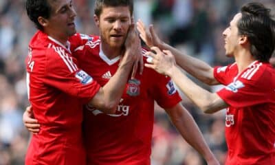 Xabi Alonso celebra un gol con el Liverpool junto a Arbeloa y Benayoun, en una foto de archivo. EFE/Lindsey Parnaby