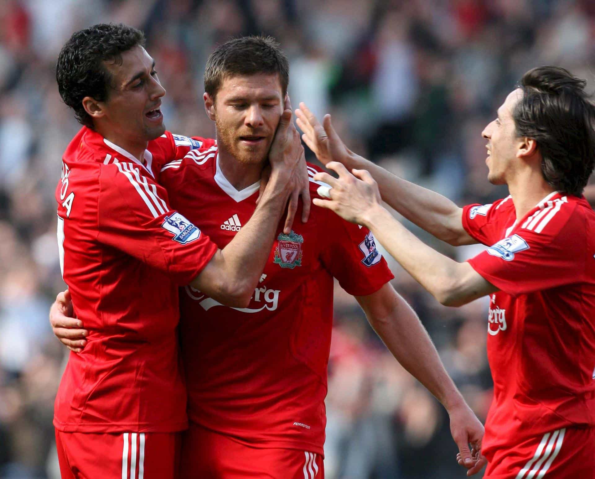 Xabi Alonso celebra un gol con el Liverpool junto a Arbeloa y Benayoun, en una foto de archivo. EFE/Lindsey Parnaby