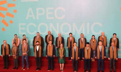 Los líderes de las economías APEC posan para la foto oficial, este sábado, en Lima (Perú). EFE/ Paolo Aguilar