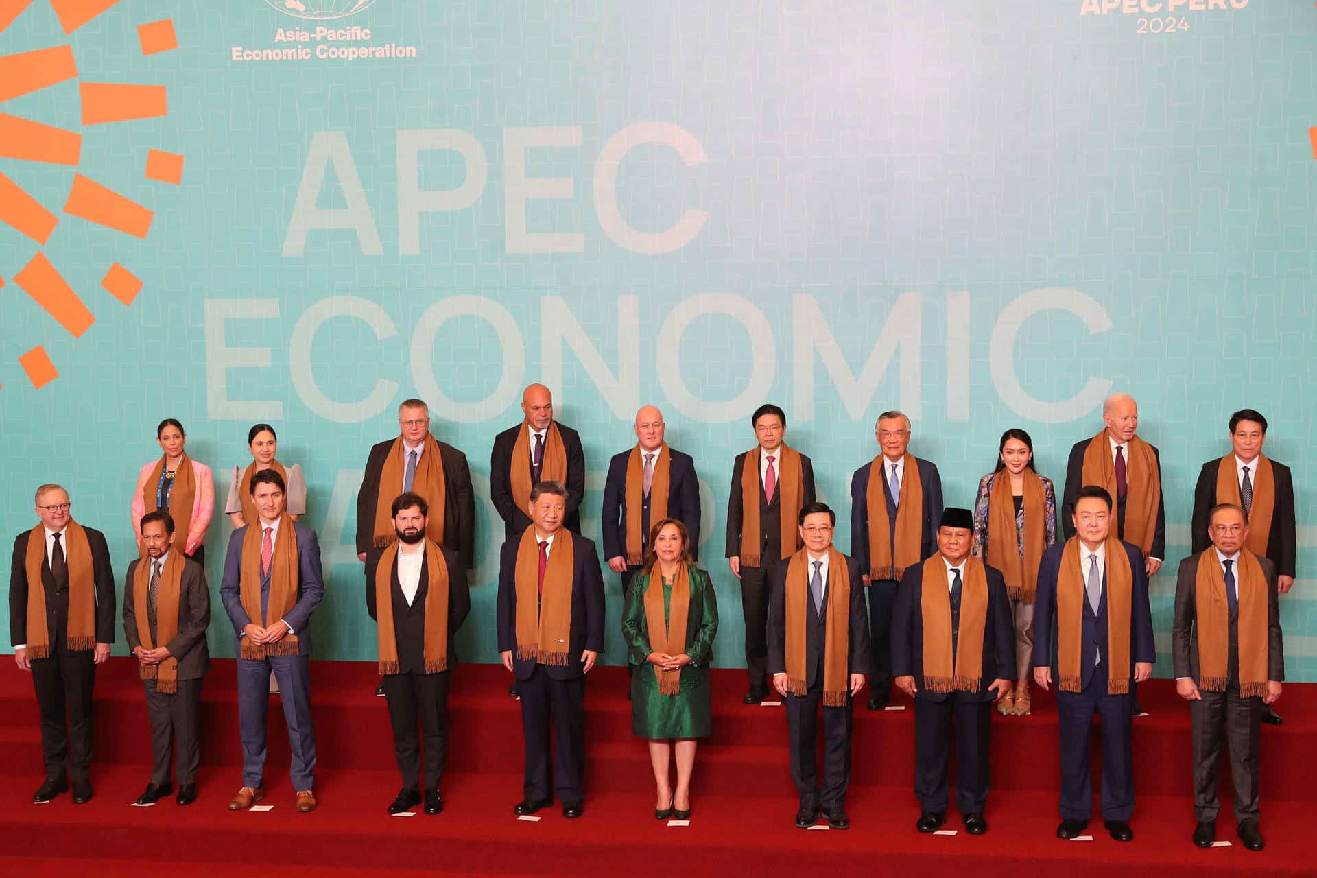 Los líderes de las economías APEC posan para la foto oficial, este sábado, en Lima (Perú). EFE/ Paolo Aguilar