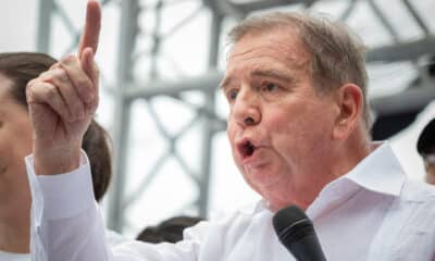 Fotografía de archivo del 18 de mayo de 2024 del candidato presidencial de la Plataforma Unitaria Democrática (PUD), Edmundo González Urrutia, hablando durante un acto de campaña en La Victoria (Venezuela). EFE/ Rayner Pena R