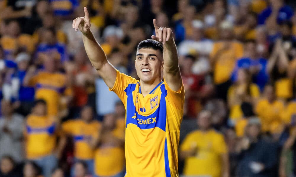 Juan Brunetta de Tigres celebra un gol este miércoles, durante un partido de la jornada 16 del Torneo Apertura 2024 MX entre Tigres y Toluca en el estadio Universitario de Monterrey (México). EFE/ Miguel Sierra