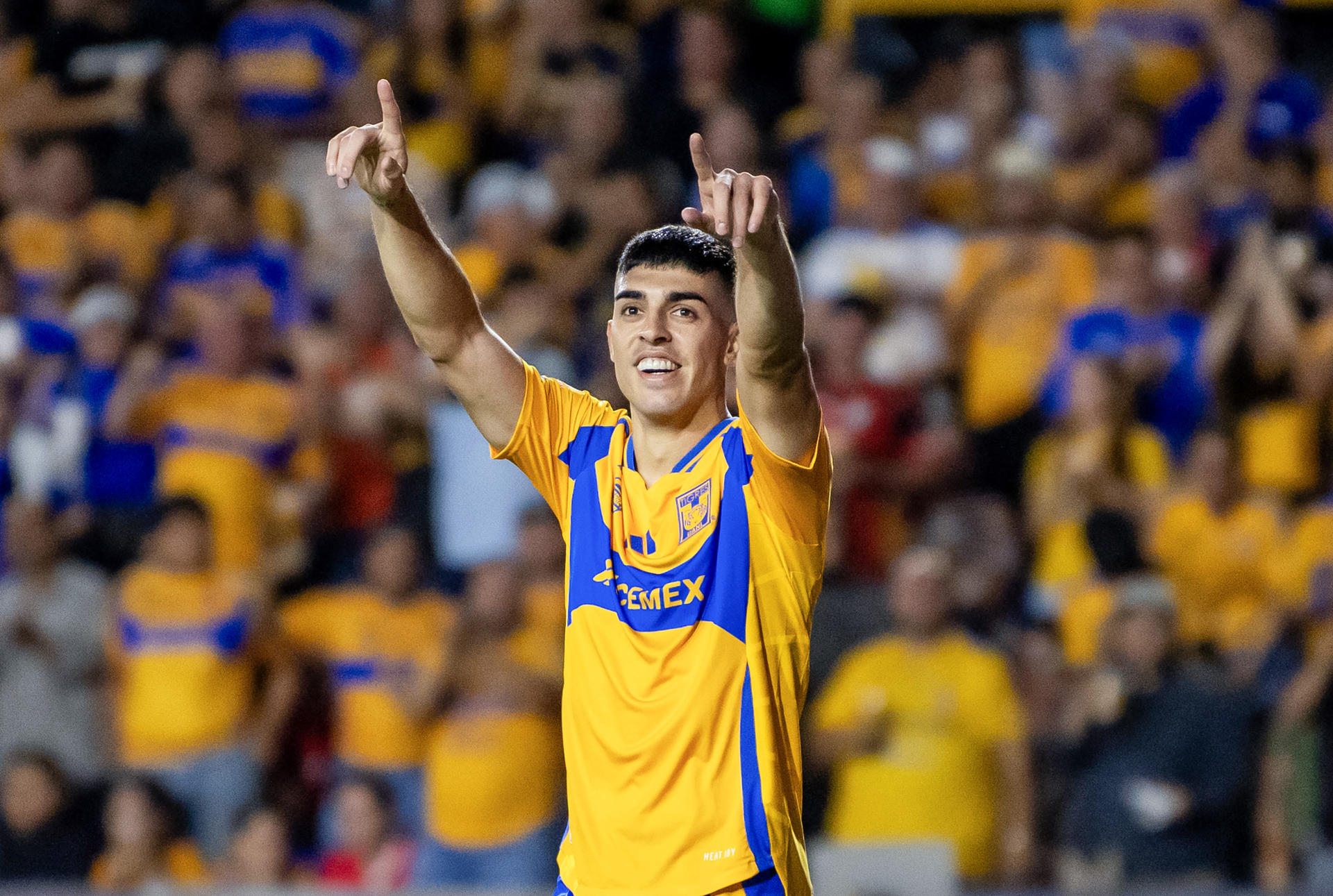 Juan Brunetta de Tigres celebra un gol este miércoles, durante un partido de la jornada 16 del Torneo Apertura 2024 MX entre Tigres y Toluca en el estadio Universitario de Monterrey (México). EFE/ Miguel Sierra