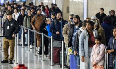 Pasajeros de aerolíneas esperan en fila para pasar por seguridad el día antes del Día de Acción de Gracias, tradicionalmente uno de los días de viaje más ocupados del año, en el Aeropuerto Nacional Ronald Reagan de Arlington, Virginia, EE. UU., 27 de noviembre de 2024. EFE/Jim Lo Scalzo