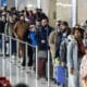 Pasajeros de aerolíneas esperan en fila para pasar por seguridad el día antes del Día de Acción de Gracias, tradicionalmente uno de los días de viaje más ocupados del año, en el Aeropuerto Nacional Ronald Reagan de Arlington, Virginia, EE. UU., 27 de noviembre de 2024. EFE/Jim Lo Scalzo