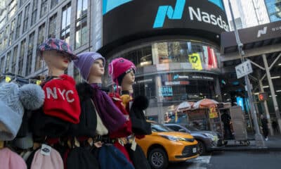 Unos automóviles transitan este miércoles frente al edificio de Nasdaq en Nueva York (EE.UU.). EFE/Ángel Colmenares