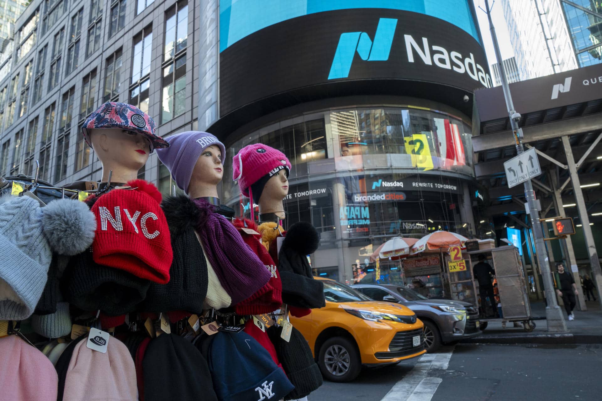 Unos automóviles transitan este miércoles frente al edificio de Nasdaq en Nueva York (EE.UU.). EFE/Ángel Colmenares