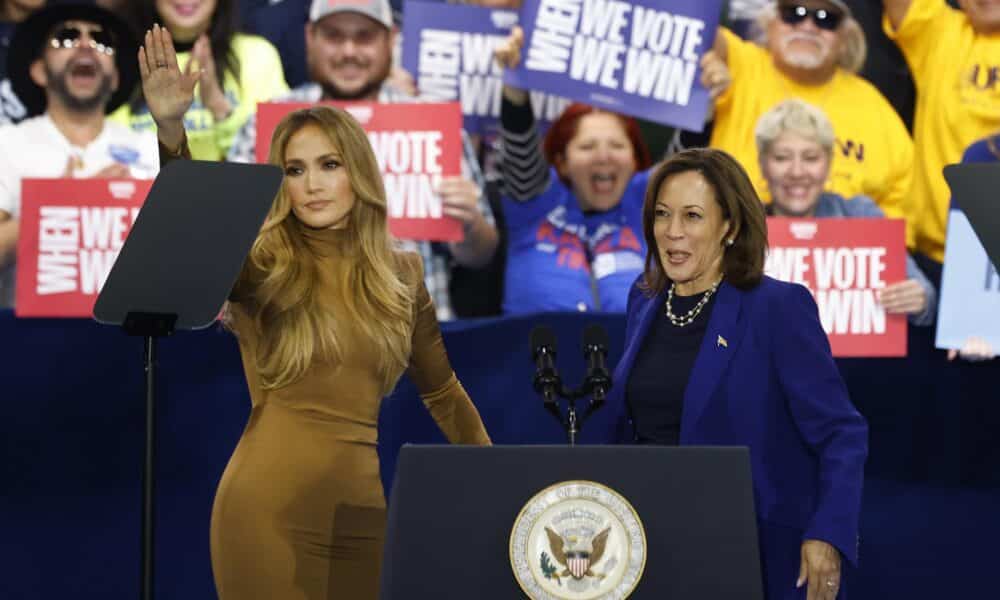 La candidata presidencial demócrata, la vicepresidenta estadounidense Kamala Harris (d), es presentada por la actriz y cantante Jennifer López durante un mitin de campaña en el Parque Regional Craig Ranch en el norte de Las Vegas, Nevada, EE.UU. EFE/EPA/BIZUAYEHU TESFAYE