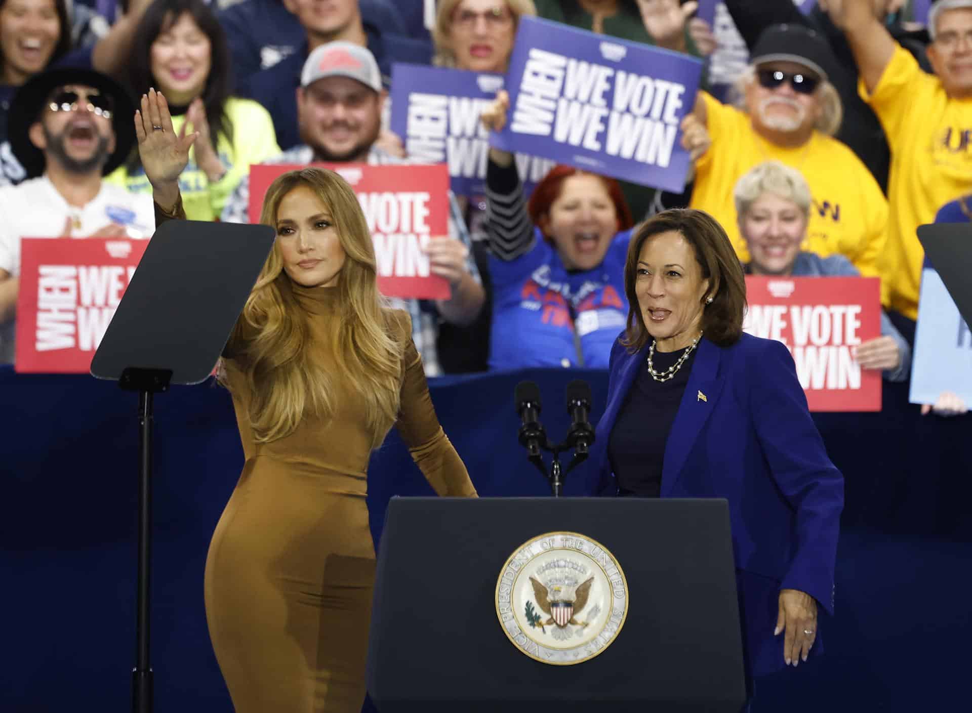 La candidata presidencial demócrata, la vicepresidenta estadounidense Kamala Harris (d), es presentada por la actriz y cantante Jennifer López durante un mitin de campaña en el Parque Regional Craig Ranch en el norte de Las Vegas, Nevada, EE.UU. EFE/EPA/BIZUAYEHU TESFAYE