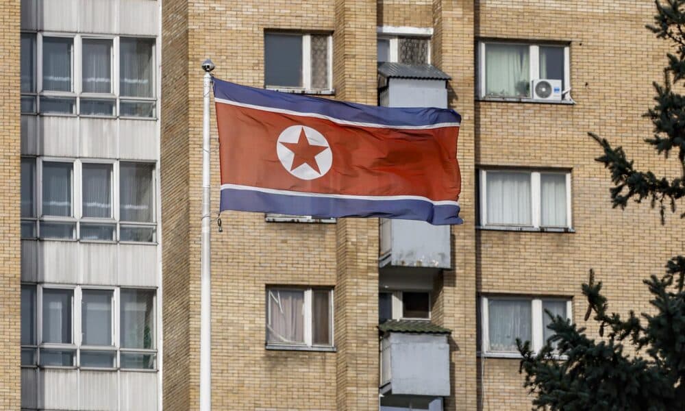 Fotografía de archivo en donde se ve la bandera nacional de la República Popular Democrática de Corea (RPDC) que ondea en el edificio de la embajada en Moscú, Rusia. EFE/YURI KOCHETKOV