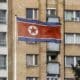 Fotografía de archivo en donde se ve la bandera nacional de la República Popular Democrática de Corea (RPDC) que ondea en el edificio de la embajada en Moscú, Rusia. EFE/YURI KOCHETKOV