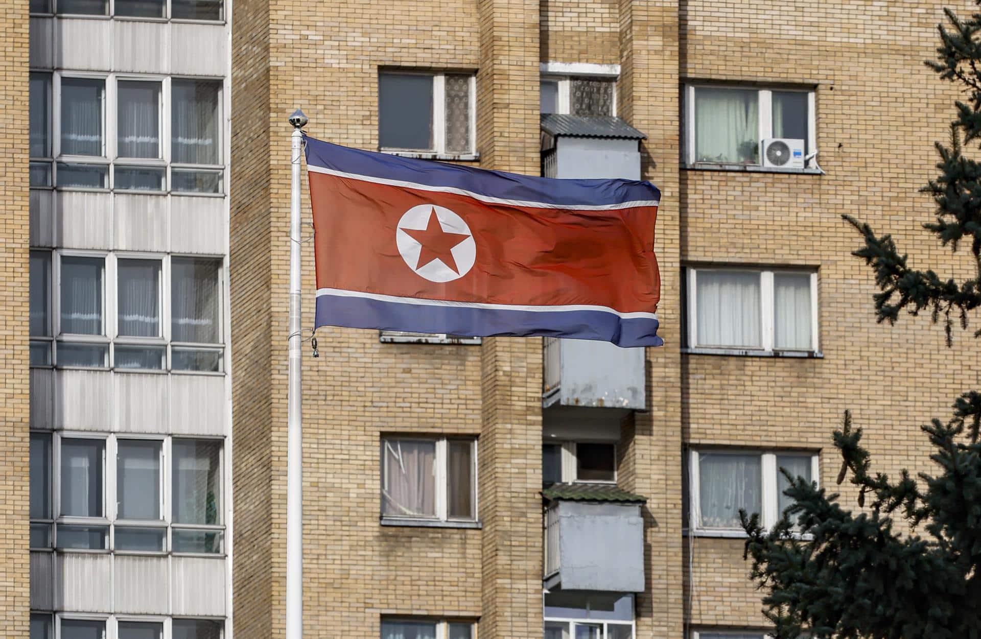 Fotografía de archivo en donde se ve la bandera nacional de la República Popular Democrática de Corea (RPDC) que ondea en el edificio de la embajada en Moscú, Rusia. EFE/YURI KOCHETKOV