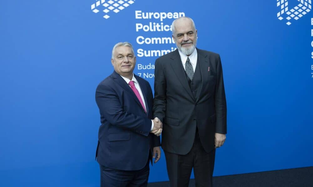 El primer ministro húngaro, Viktor Orban (i), recibe al primer ministro albanés, Edi Rama, en la quinta cumbre de la Comunidad Política Europea (CPE) en el Puskas Arena de Budapest, el 7 de noviembre de 2024.EFE/EPA/VIVIEN CHER BENKO HANDOUT - EDITORIAL USE ONLY - NO SALESHANDOUT EDITORIAL USE ONLY/NO SALES