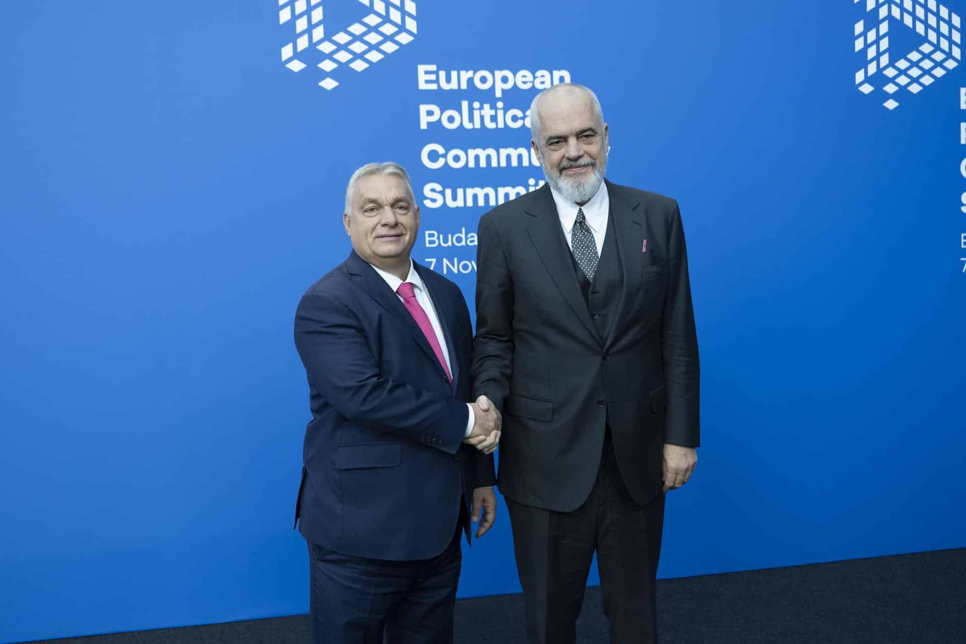 El primer ministro húngaro, Viktor Orban (i), recibe al primer ministro albanés, Edi Rama, en la quinta cumbre de la Comunidad Política Europea (CPE) en el Puskas Arena de Budapest, el 7 de noviembre de 2024.EFE/EPA/VIVIEN CHER BENKO HANDOUT - EDITORIAL USE ONLY - NO SALESHANDOUT EDITORIAL USE ONLY/NO SALES