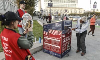 Votantes emiten sus votos en una urna el día de las elecciones fuera del Ayuntamiento de San Francisco, California. EFE/EPA/JOHN G MABANGLO