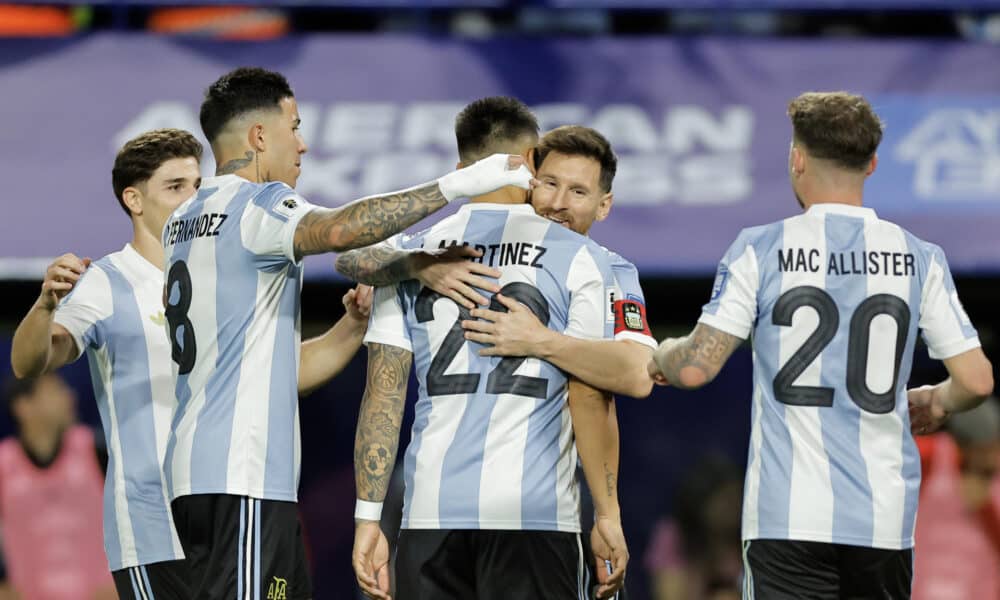 Jugadores de Argentina fueron registrados este martes, 19 de noviembre, al celebrar un gol que Lautaro Martínez (c) le anotó a Perú, durante un partido de la fecha 12 de las eliminatorias sudamericanas al Mundial FIFA de 2026, en el estadio La Bombonera de Buenos Aires (Argentina). EFE/Juan Ignacio Roncoroni