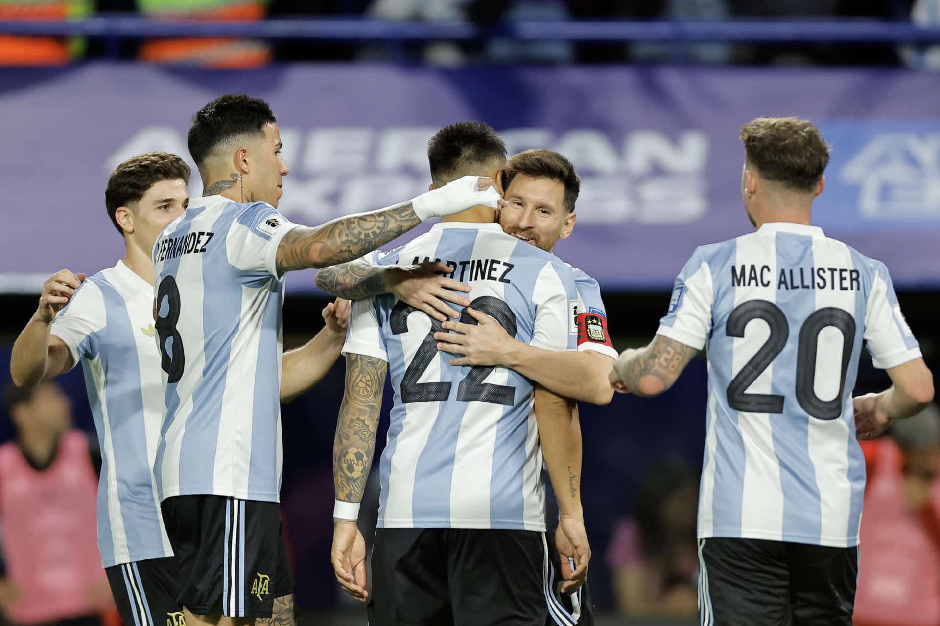 Jugadores de Argentina fueron registrados este martes, 19 de noviembre, al celebrar un gol que Lautaro Martínez (c) le anotó a Perú, durante un partido de la fecha 12 de las eliminatorias sudamericanas al Mundial FIFA de 2026, en el estadio La Bombonera de Buenos Aires (Argentina). EFE/Juan Ignacio Roncoroni