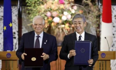 El jefe de la diplomacia europea, Josep Borrell, y el titular de Exteriores japonés, Takeshi Iwaya, este 1 de noviembre en Tokio. EFE/EPA/FRANCK ROBICHON